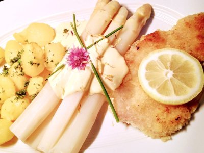 Fränkischer Spargel mit neuen Kartoffeln und Sauce Hollandaise verfeinert mit Schnitzel 